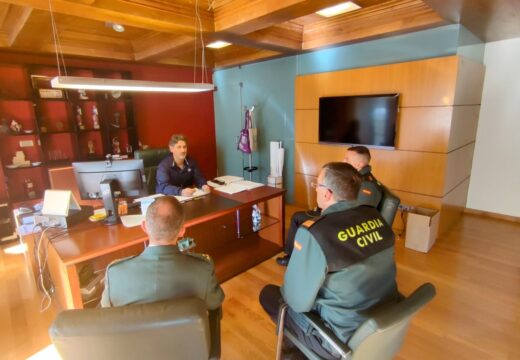 Reunión co capitán da Garda Civil